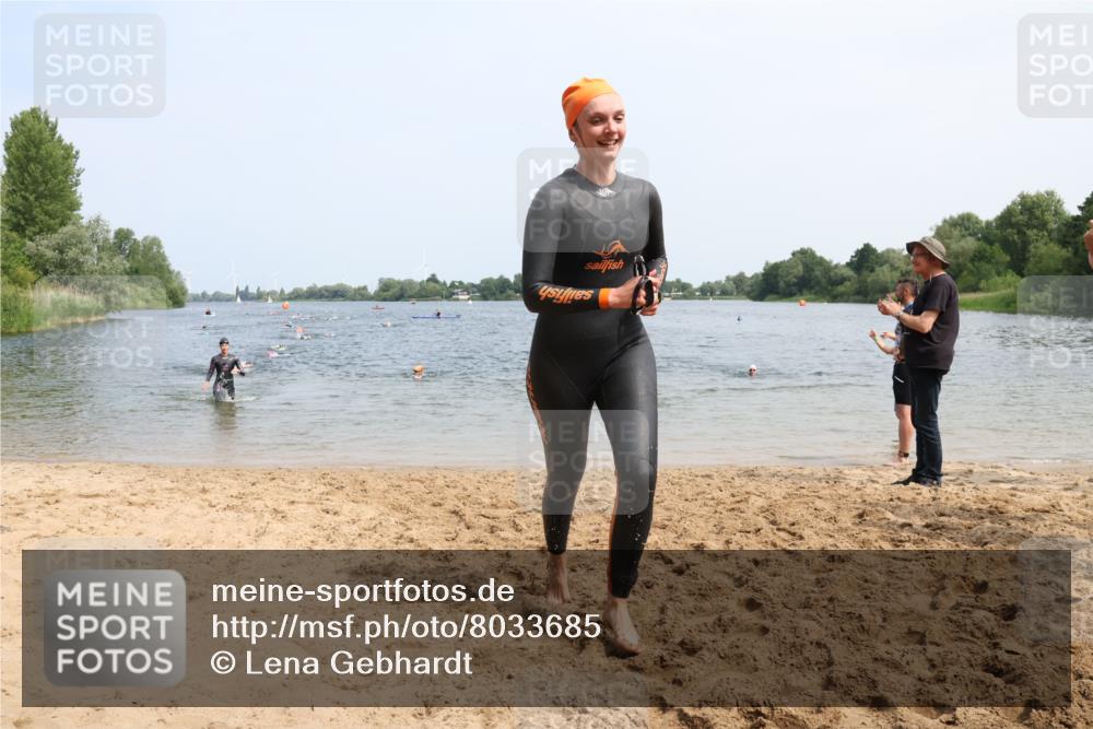 15.06.2025 - 27. Vierlanden-Triathlon Lena Gebhardt http://msf.ph/oto/8033685 15.06.2025 11:18:22 Schwimmen 908, 912, 933, 970 meine-sportfotos.de