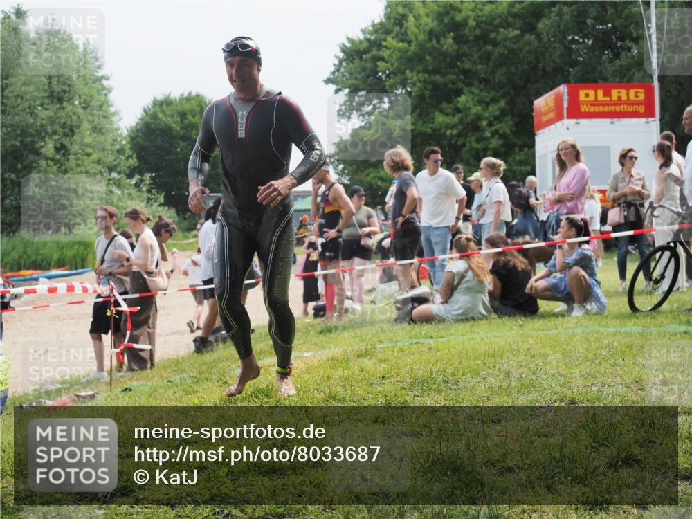 15.06.2025 - 27. Vierlanden-Triathlon KatJ http://msf.ph/oto/8033687 15.06.2025 11:16:35 Schwimmen 815, 954 meine-sportfotos.de
