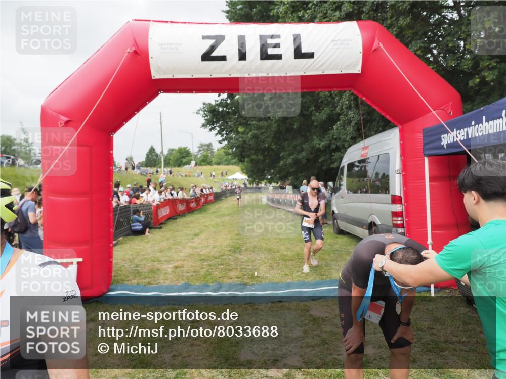 21.06.2025 - 27. Vierlanden-Triathlon MichiJ http://msf.ph/oto/8033688 15.06.2026 12:56:10 Ziel 6, 730, 1002 meine-sportfotos.de