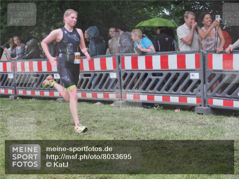 21.06.2025 - 27. Vierlanden-Triathlon KatJ http://msf.ph/oto/8033695 15.06.2025 13:45:39 Ziel 876 meine-sportfotos.de
