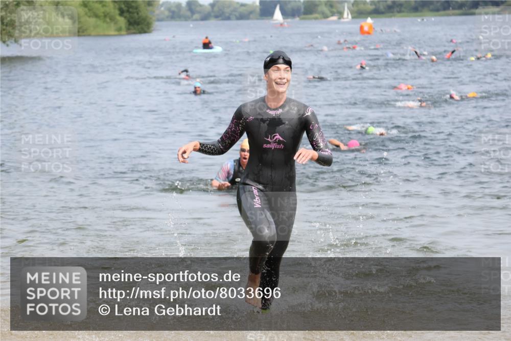 15.06.2025 - 27. Vierlanden-Triathlon Lena Gebhardt http://msf.ph/oto/8033696 15.06.2025 11:18:25 Schwimmen 908, 912, 933, 970 meine-sportfotos.de