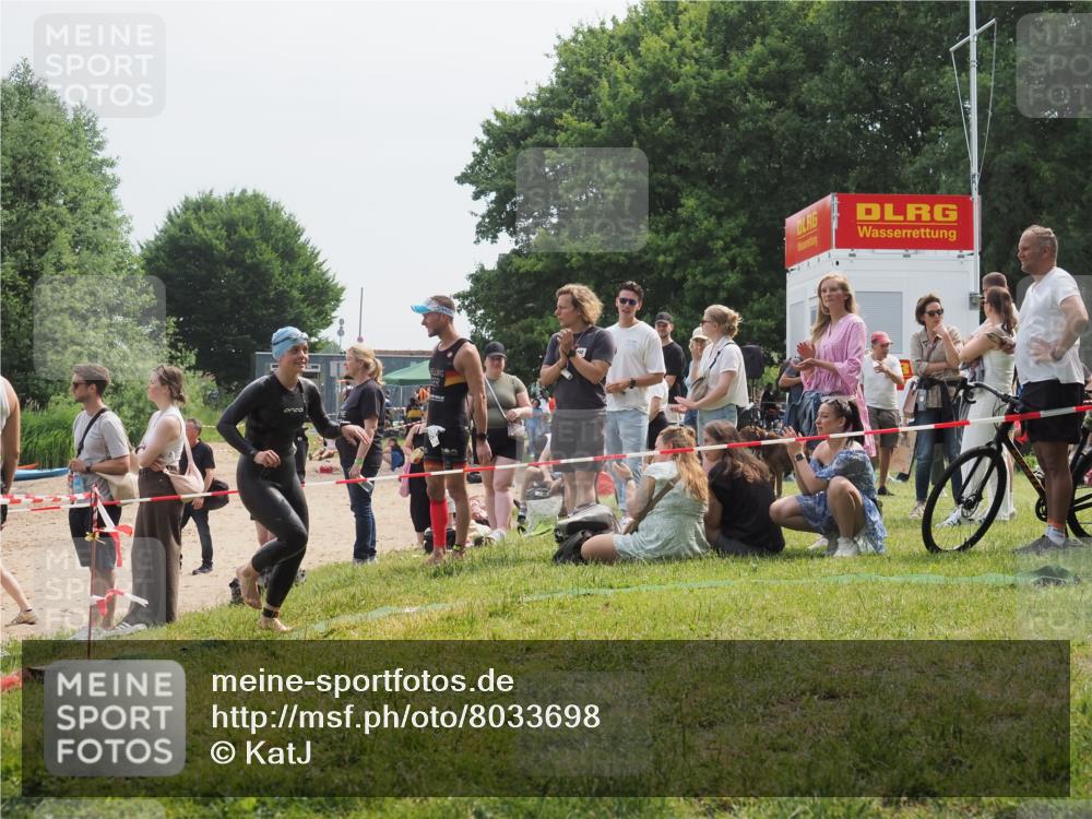15.06.2025 - 27. Vierlanden-Triathlon KatJ http://msf.ph/oto/8033698 15.06.2025 11:16:52 Schwimmen 825, 888 meine-sportfotos.de