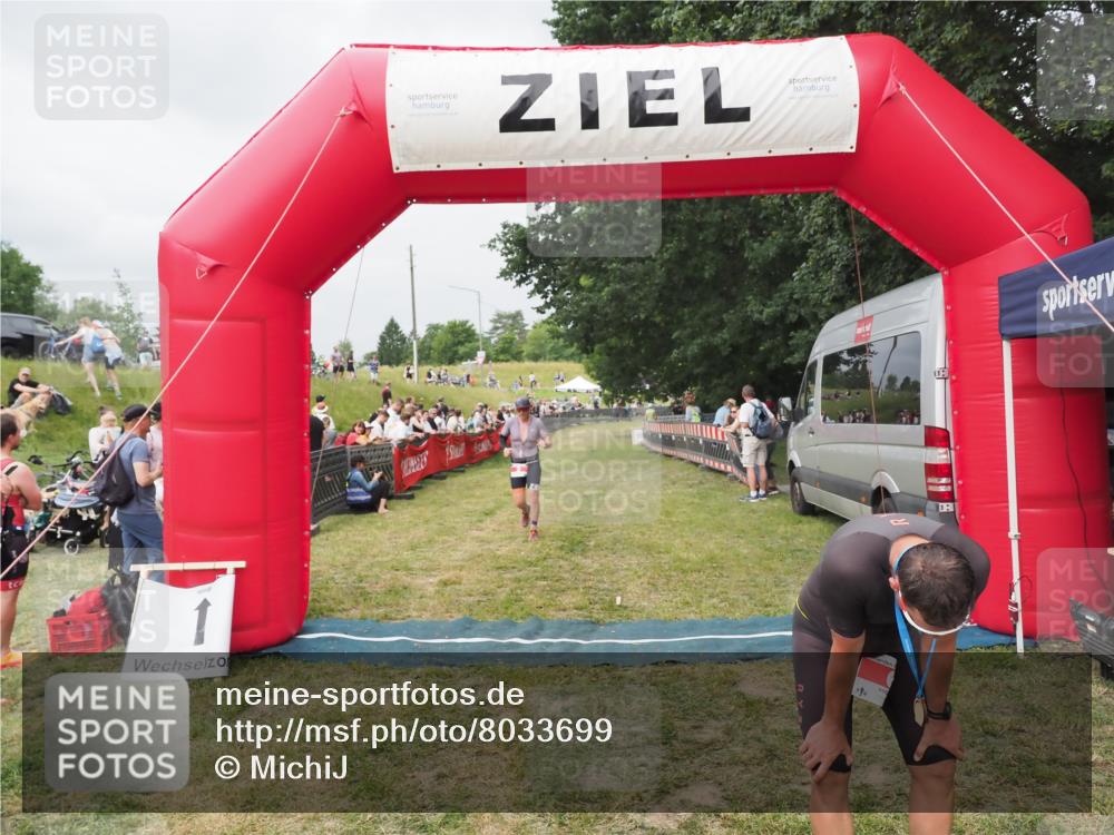 21.06.2025 - 27. Vierlanden-Triathlon MichiJ http://msf.ph/oto/8033699 15.06.2026 12:56:16 Ziel 2, 1002 meine-sportfotos.de