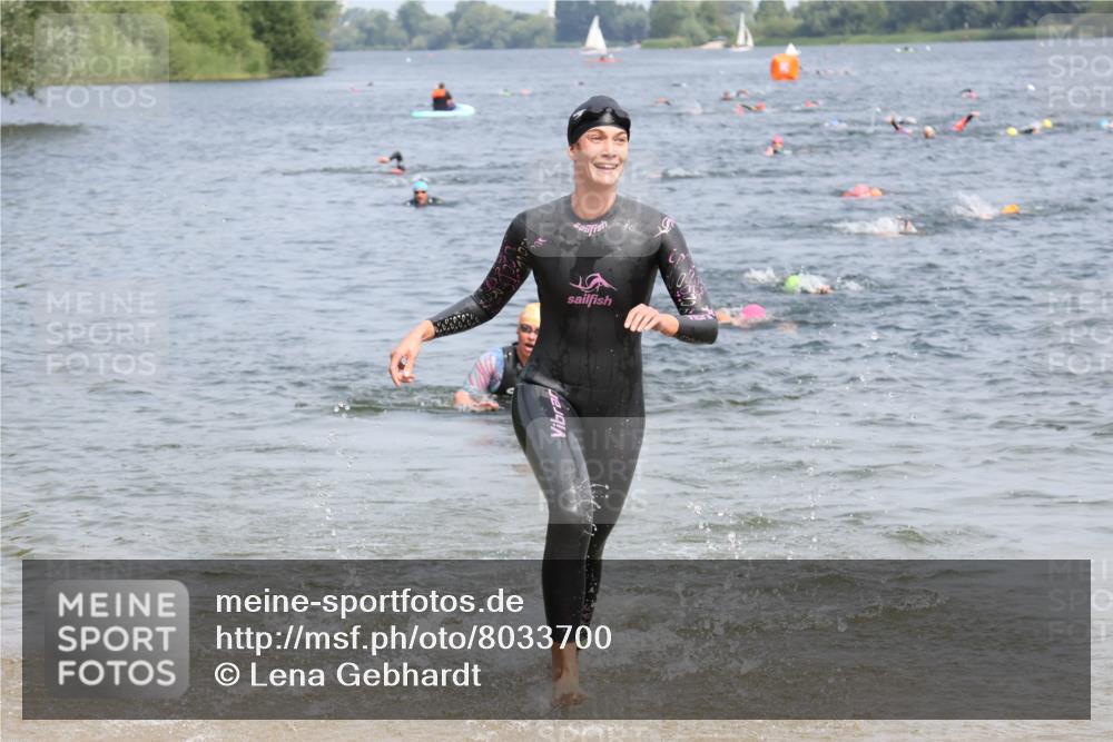 15.06.2025 - 27. Vierlanden-Triathlon Lena Gebhardt http://msf.ph/oto/8033700 15.06.2025 11:18:25 Schwimmen 908, 912, 933, 970 meine-sportfotos.de