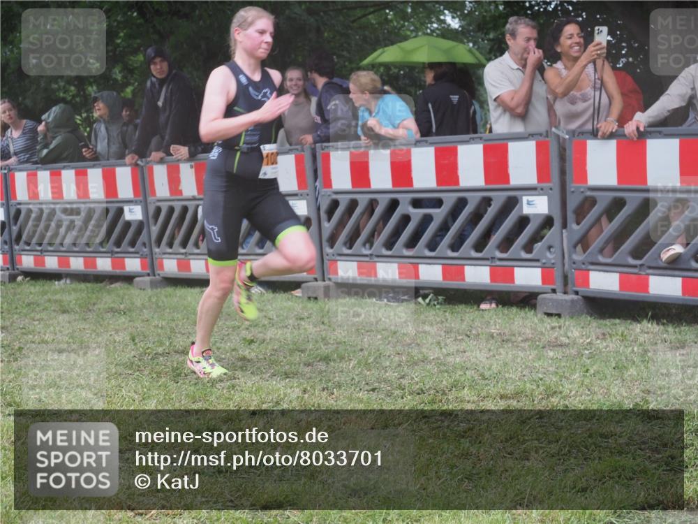 21.06.2025 - 27. Vierlanden-Triathlon KatJ http://msf.ph/oto/8033701 15.06.2025 13:45:39 Ziel 876 meine-sportfotos.de