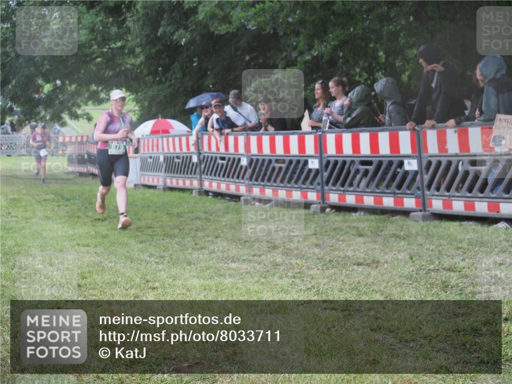 21.06.2025 - 27. Vierlanden-Triathlon KatJ http://msf.ph/oto/8033711 15.06.2025 13:45:48 Ziel 833, 876 meine-sportfotos.de