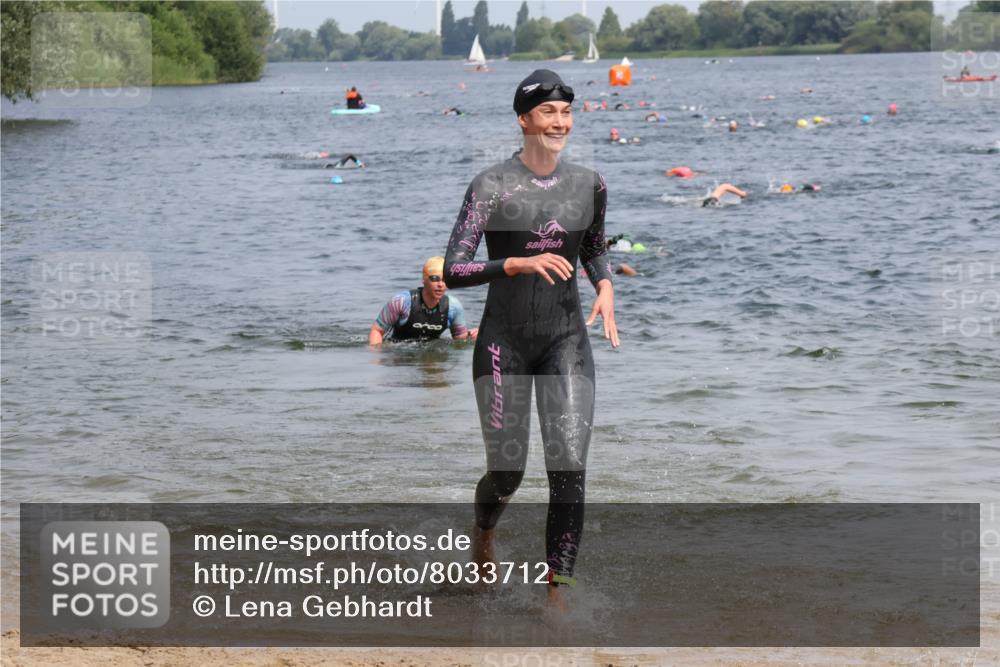 15.06.2025 - 27. Vierlanden-Triathlon Lena Gebhardt http://msf.ph/oto/8033712 15.06.2025 11:18:26 Schwimmen 908, 912, 933, 970 meine-sportfotos.de