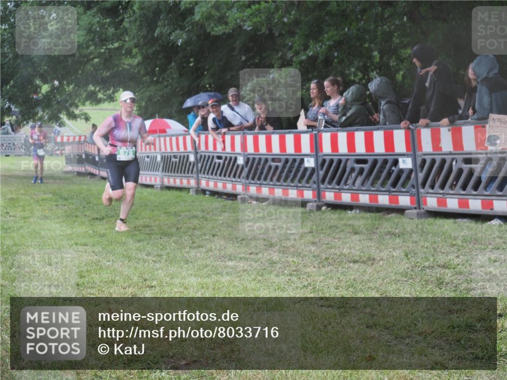 21.06.2025 - 27. Vierlanden-Triathlon KatJ http://msf.ph/oto/8033716 15.06.2025 13:45:48 Ziel 833, 876 meine-sportfotos.de