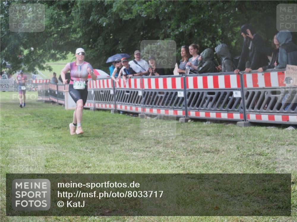 21.06.2025 - 27. Vierlanden-Triathlon KatJ http://msf.ph/oto/8033717 15.06.2025 13:45:48 Ziel 833, 876 meine-sportfotos.de