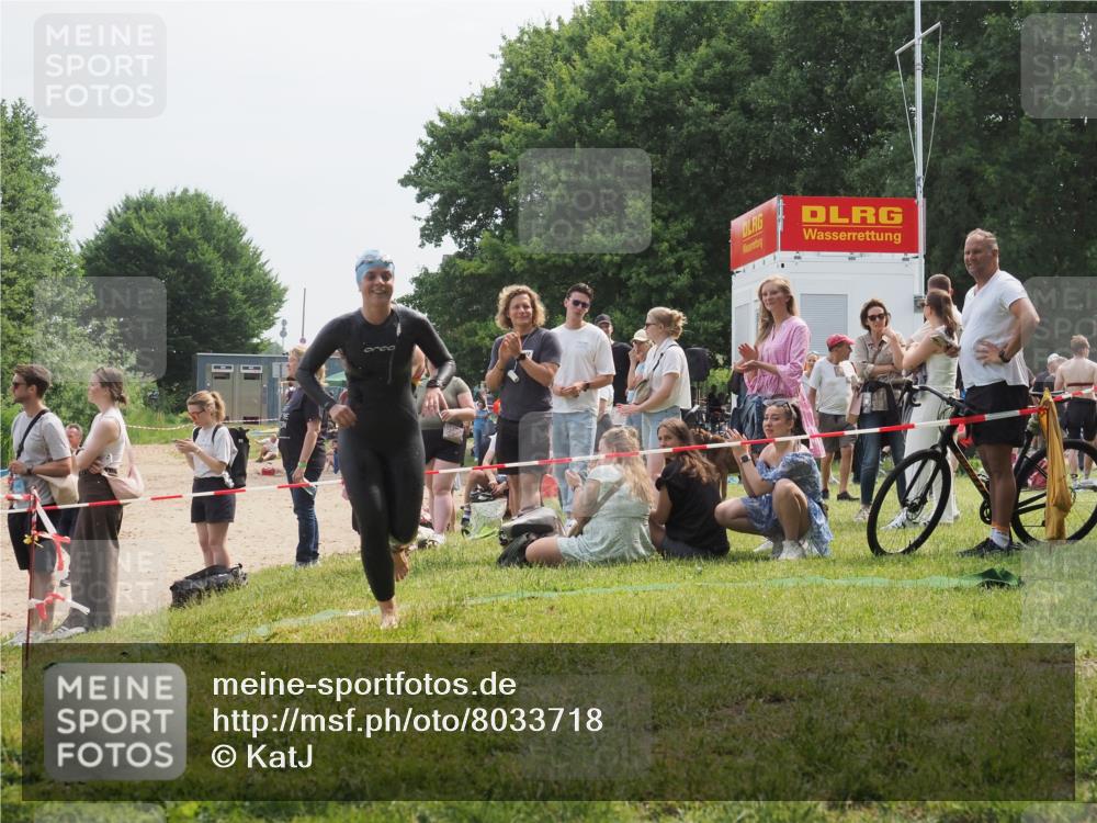 15.06.2025 - 27. Vierlanden-Triathlon KatJ http://msf.ph/oto/8033718 15.06.2025 11:16:53 Schwimmen 825, 888 meine-sportfotos.de