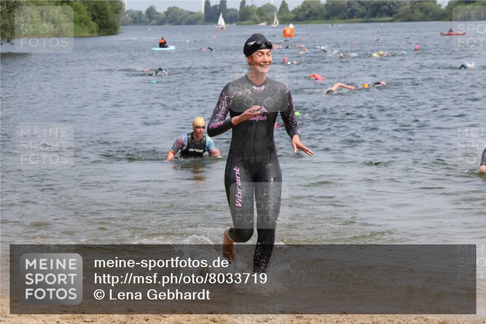 15.06.2025 - 27. Vierlanden-Triathlon Lena Gebhardt http://msf.ph/oto/8033719 15.06.2025 11:18:26 Schwimmen 908, 912, 933, 970 meine-sportfotos.de