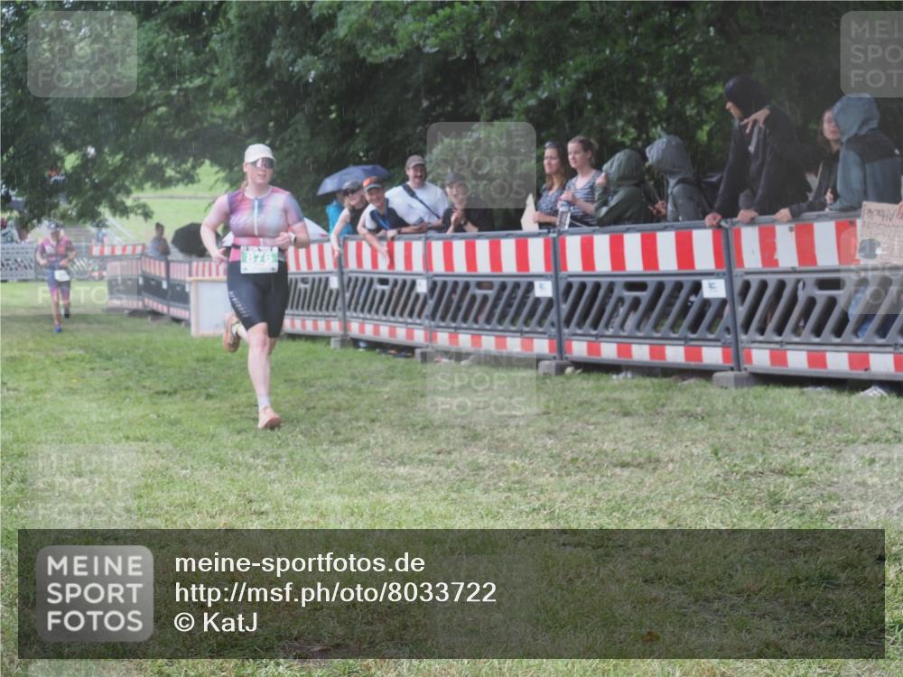 21.06.2025 - 27. Vierlanden-Triathlon KatJ http://msf.ph/oto/8033722 15.06.2025 13:45:48 Ziel 833, 876 meine-sportfotos.de