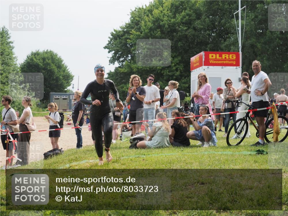 15.06.2025 - 27. Vierlanden-Triathlon KatJ http://msf.ph/oto/8033723 15.06.2025 11:16:53 Schwimmen 825, 888 meine-sportfotos.de