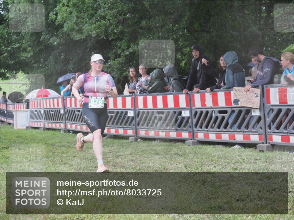 21.06.2025 - 27. Vierlanden-Triathlon KatJ http://msf.ph/oto/8033725 15.06.2025 13:45:49 Ziel 833, 876 meine-sportfotos.de