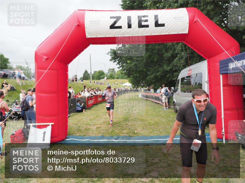 21.06.2025 - 27. Vierlanden-Triathlon MichiJ http://msf.ph/oto/8033729 15.06.2026 12:56:17 Ziel 2, 1002 meine-sportfotos.de