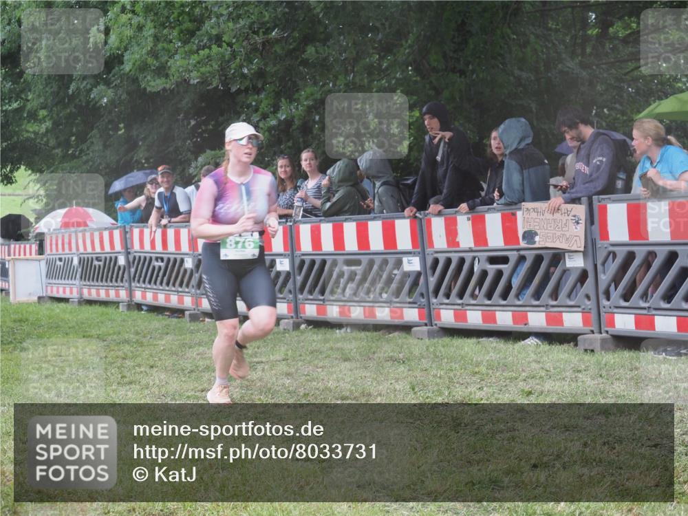 21.06.2025 - 27. Vierlanden-Triathlon KatJ http://msf.ph/oto/8033731 15.06.2025 13:45:49 Ziel 833, 876 meine-sportfotos.de