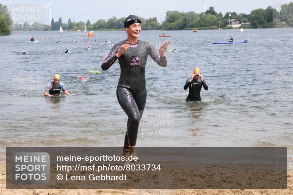 15.06.2025 - 27. Vierlanden-Triathlon Lena Gebhardt http://msf.ph/oto/8033734 15.06.2025 11:18:27 Schwimmen 908, 912, 933, 970 meine-sportfotos.de