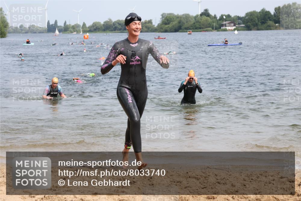 15.06.2025 - 27. Vierlanden-Triathlon Lena Gebhardt http://msf.ph/oto/8033740 15.06.2025 11:18:27 Schwimmen 908, 912, 933, 970 meine-sportfotos.de