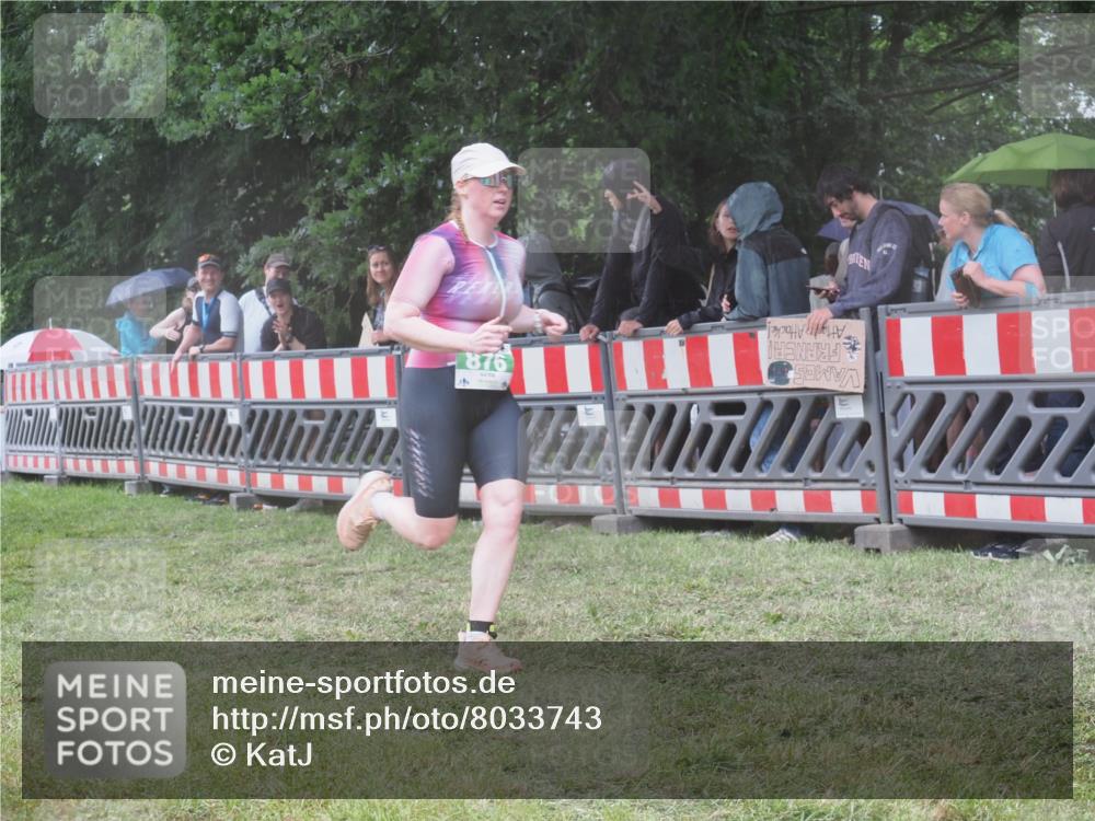 21.06.2025 - 27. Vierlanden-Triathlon KatJ http://msf.ph/oto/8033743 15.06.2025 13:45:49 Ziel 833, 876 meine-sportfotos.de