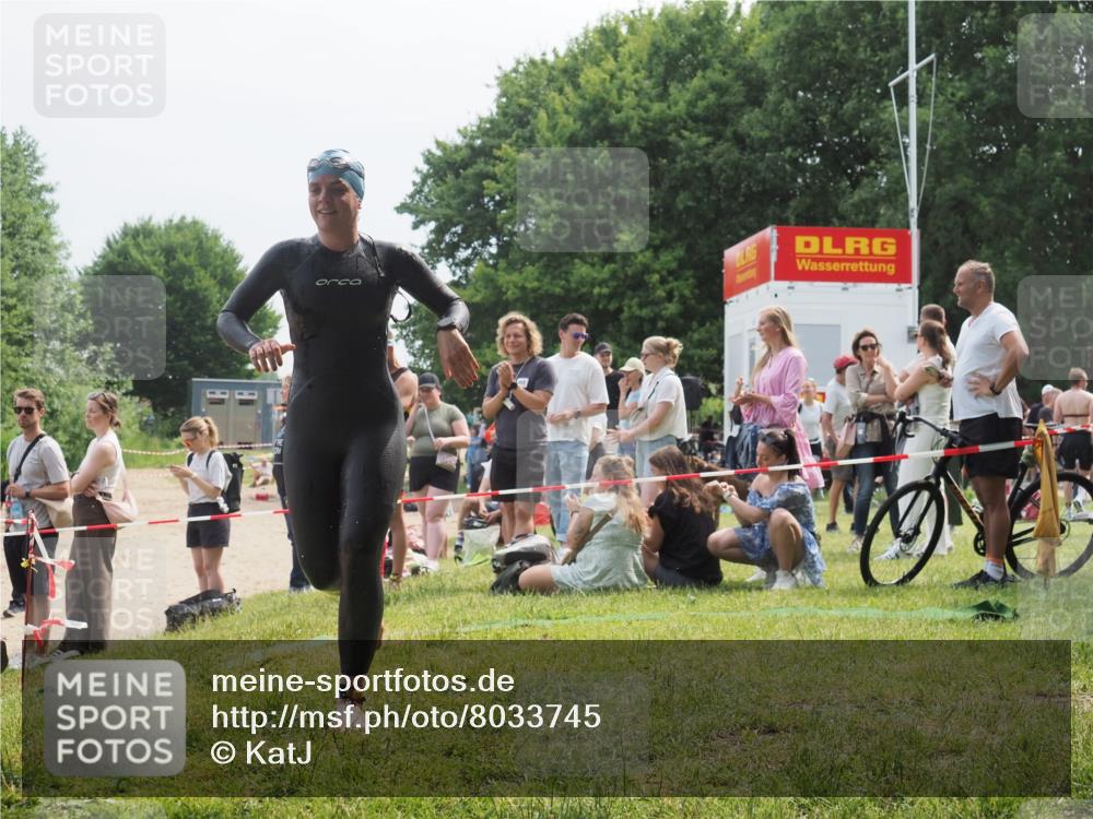 15.06.2025 - 27. Vierlanden-Triathlon KatJ http://msf.ph/oto/8033745 15.06.2025 11:16:54 Schwimmen 825, 888 meine-sportfotos.de