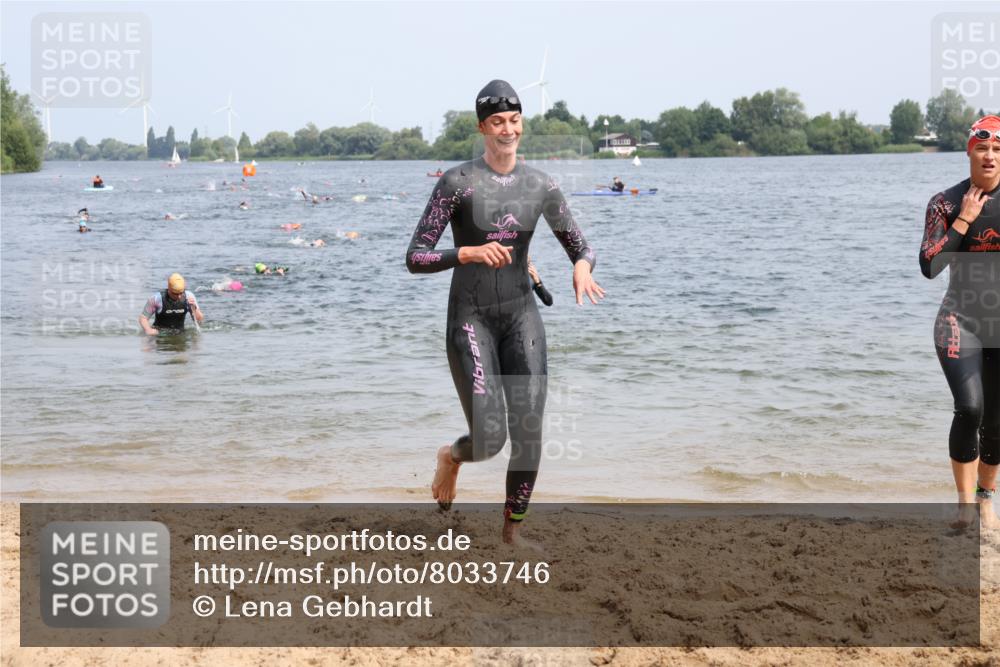 15.06.2025 - 27. Vierlanden-Triathlon Lena Gebhardt http://msf.ph/oto/8033746 15.06.2025 11:18:27 Schwimmen 908, 912, 933, 970 meine-sportfotos.de