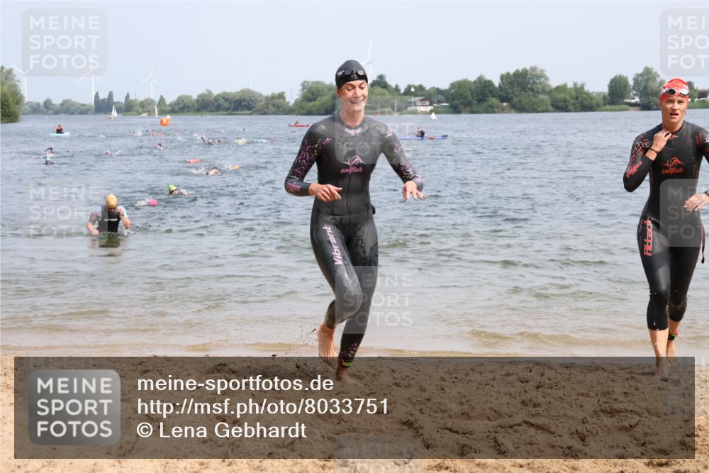 15.06.2025 - 27. Vierlanden-Triathlon Lena Gebhardt http://msf.ph/oto/8033751 15.06.2025 11:18:27 Schwimmen 908, 912, 933, 970 meine-sportfotos.de