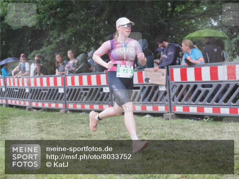 21.06.2025 - 27. Vierlanden-Triathlon KatJ http://msf.ph/oto/8033752 15.06.2025 13:45:49 Ziel 833, 876 meine-sportfotos.de