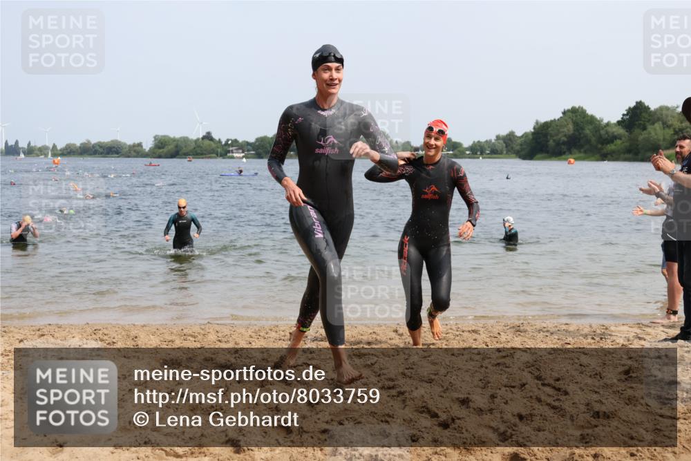 15.06.2025 - 27. Vierlanden-Triathlon Lena Gebhardt http://msf.ph/oto/8033759 15.06.2025 11:18:28 Schwimmen 908, 909, 912, 933, 970 meine-sportfotos.de