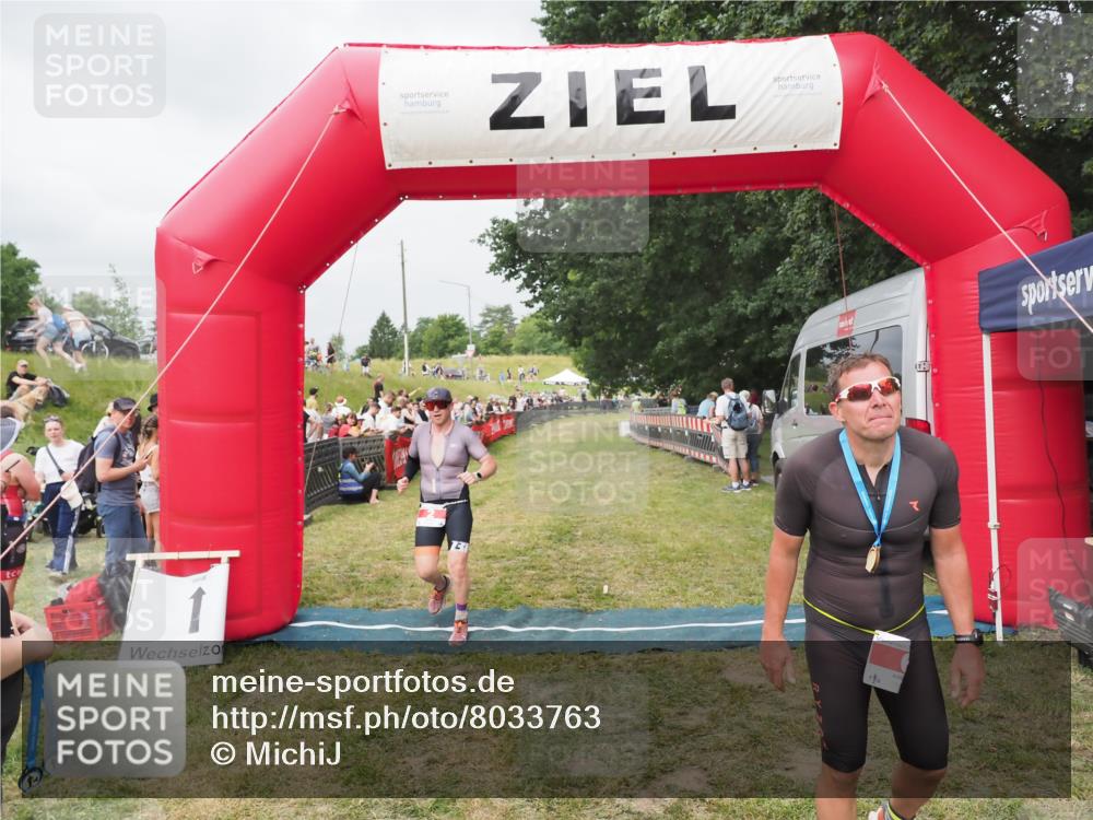 21.06.2025 - 27. Vierlanden-Triathlon MichiJ http://msf.ph/oto/8033763 15.06.2026 12:56:18 Ziel 2 meine-sportfotos.de