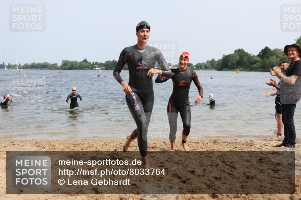 15.06.2025 - 27. Vierlanden-Triathlon Lena Gebhardt http://msf.ph/oto/8033764 15.06.2025 11:18:28 Schwimmen 908, 909, 912, 933, 970 meine-sportfotos.de