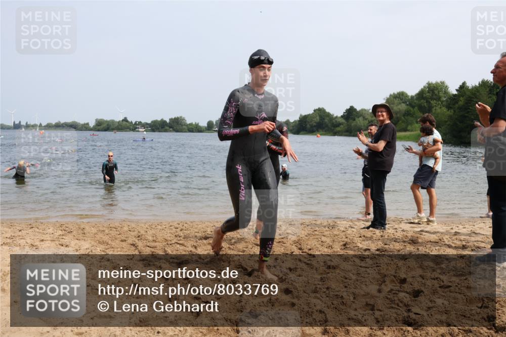 15.06.2025 - 27. Vierlanden-Triathlon Lena Gebhardt http://msf.ph/oto/8033769 15.06.2025 11:18:29 Schwimmen 909, 912, 925, 933, 970 meine-sportfotos.de