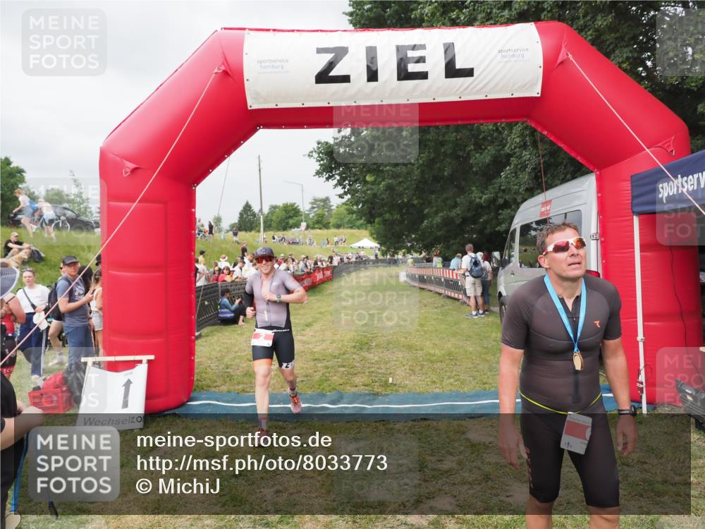 21.06.2025 - 27. Vierlanden-Triathlon MichiJ http://msf.ph/oto/8033773 15.06.2026 12:56:18 Ziel 2 meine-sportfotos.de
