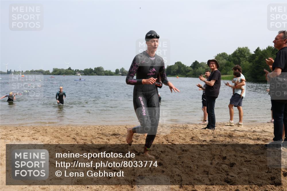 15.06.2025 - 27. Vierlanden-Triathlon Lena Gebhardt http://msf.ph/oto/8033774 15.06.2025 11:18:29 Schwimmen 909, 912, 925, 933, 970 meine-sportfotos.de