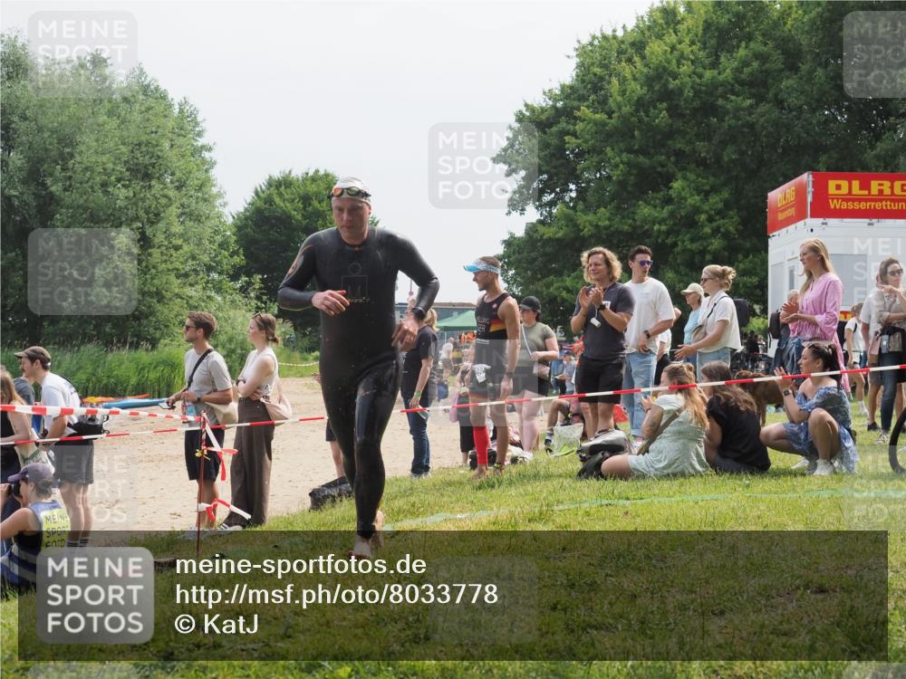 15.06.2025 - 27. Vierlanden-Triathlon KatJ http://msf.ph/oto/8033778 15.06.2025 11:16:59 Schwimmen 825, 888, 978 meine-sportfotos.de