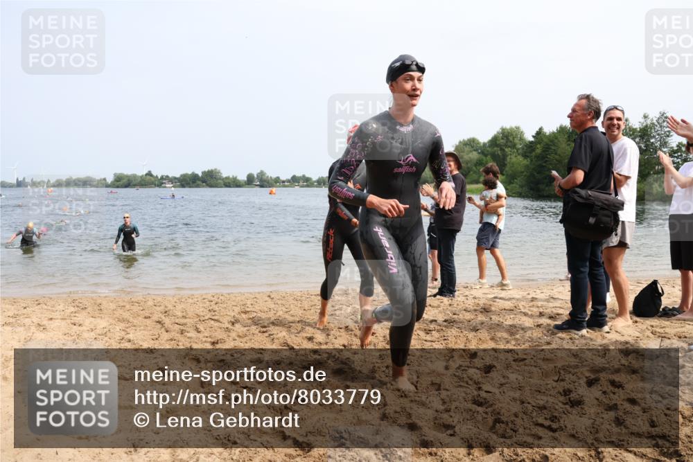 15.06.2025 - 27. Vierlanden-Triathlon Lena Gebhardt http://msf.ph/oto/8033779 15.06.2025 11:18:29 Schwimmen 909, 912, 925, 933, 970 meine-sportfotos.de