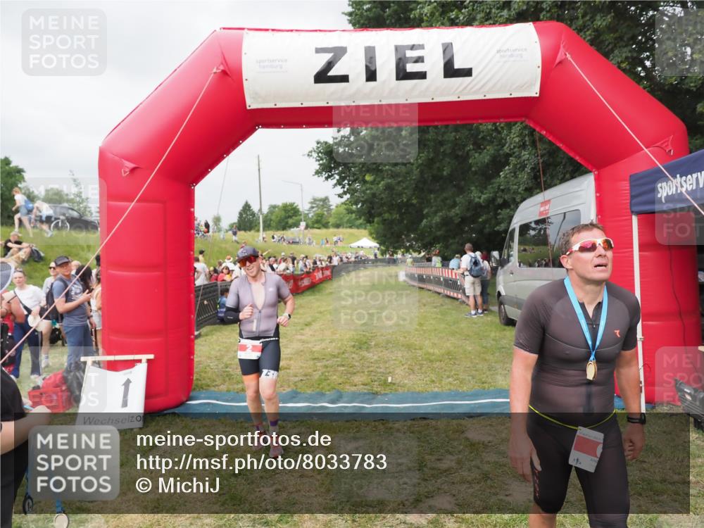 21.06.2025 - 27. Vierlanden-Triathlon MichiJ http://msf.ph/oto/8033783 15.06.2026 12:56:18 Ziel 2 meine-sportfotos.de