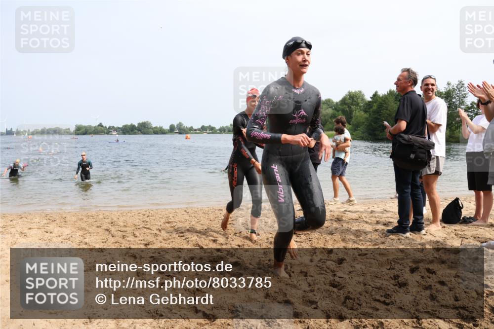 15.06.2025 - 27. Vierlanden-Triathlon Lena Gebhardt http://msf.ph/oto/8033785 15.06.2025 11:18:29 Schwimmen 909, 912, 925, 933, 970 meine-sportfotos.de