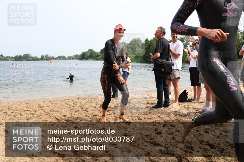 15.06.2025 - 27. Vierlanden-Triathlon Lena Gebhardt http://msf.ph/oto/8033787 15.06.2025 11:18:30 Schwimmen 909, 912, 925, 933, 970 meine-sportfotos.de