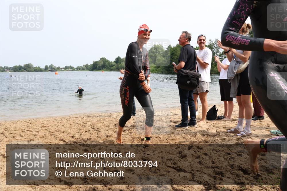 15.06.2025 - 27. Vierlanden-Triathlon Lena Gebhardt http://msf.ph/oto/8033794 15.06.2025 11:18:30 Schwimmen 909, 912, 925, 933, 970 meine-sportfotos.de