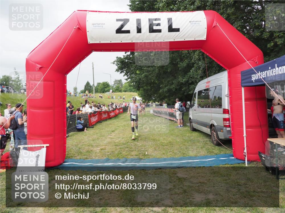 21.06.2025 - 27. Vierlanden-Triathlon MichiJ http://msf.ph/oto/8033799 15.06.2026 12:56:42 Ziel 725, 1007 meine-sportfotos.de