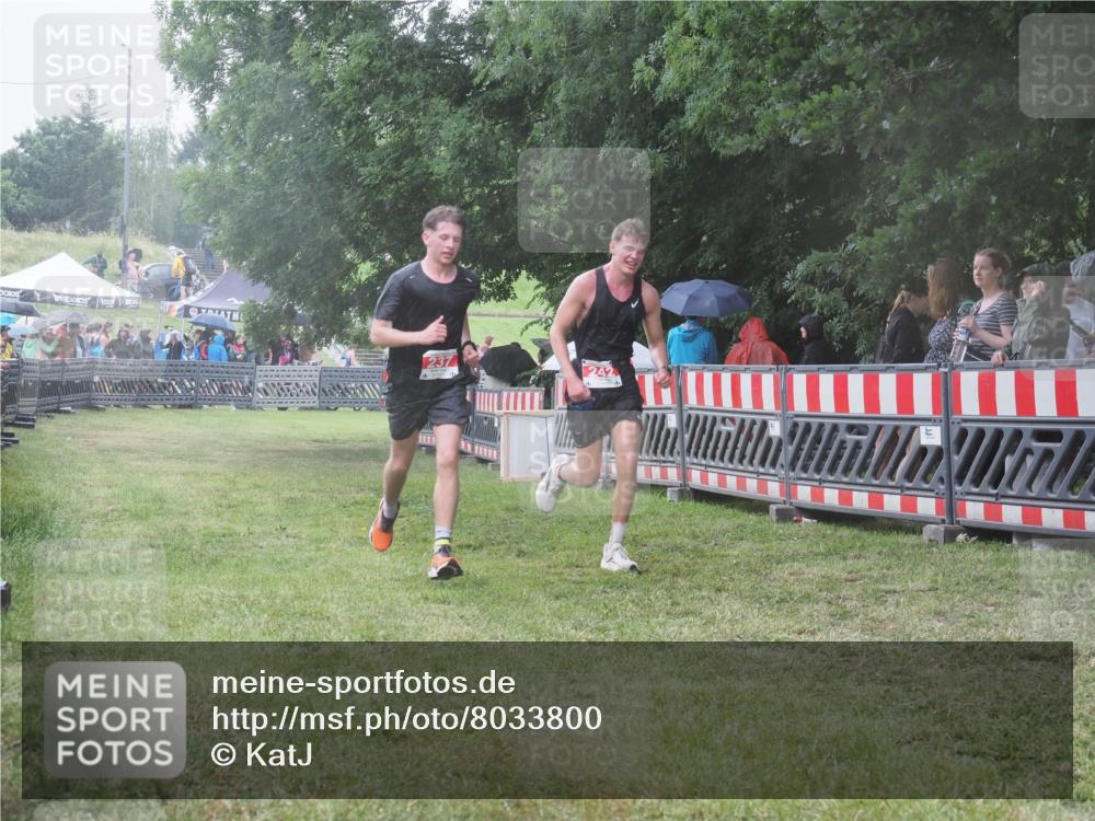 21.06.2025 - 27. Vierlanden-Triathlon KatJ http://msf.ph/oto/8033800 15.06.2025 13:46:05 Ziel 237, 242 meine-sportfotos.de