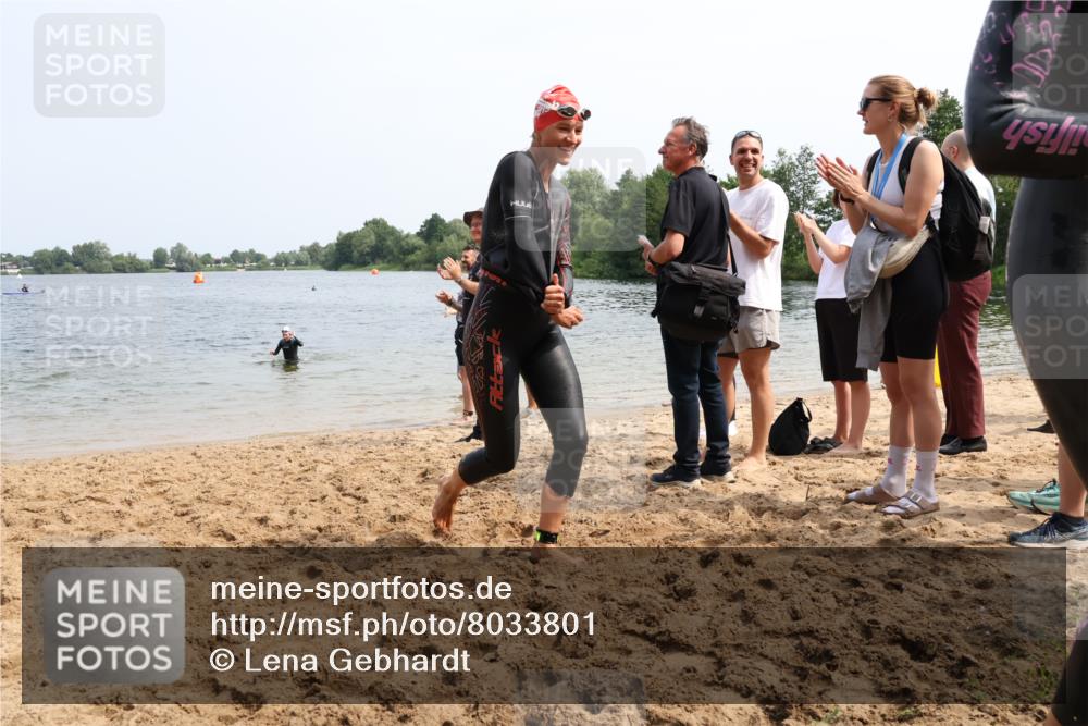 15.06.2025 - 27. Vierlanden-Triathlon Lena Gebhardt http://msf.ph/oto/8033801 15.06.2025 11:18:30 Schwimmen 909, 912, 925, 933, 970 meine-sportfotos.de