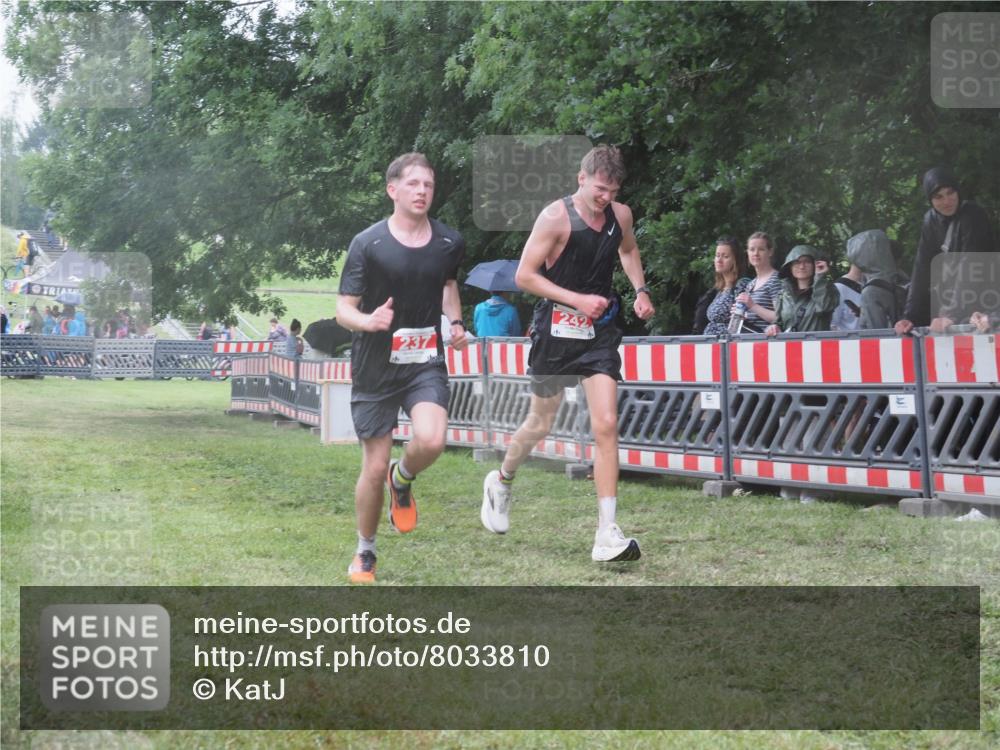 21.06.2025 - 27. Vierlanden-Triathlon KatJ http://msf.ph/oto/8033810 15.06.2025 13:46:05 Ziel 237, 242 meine-sportfotos.de