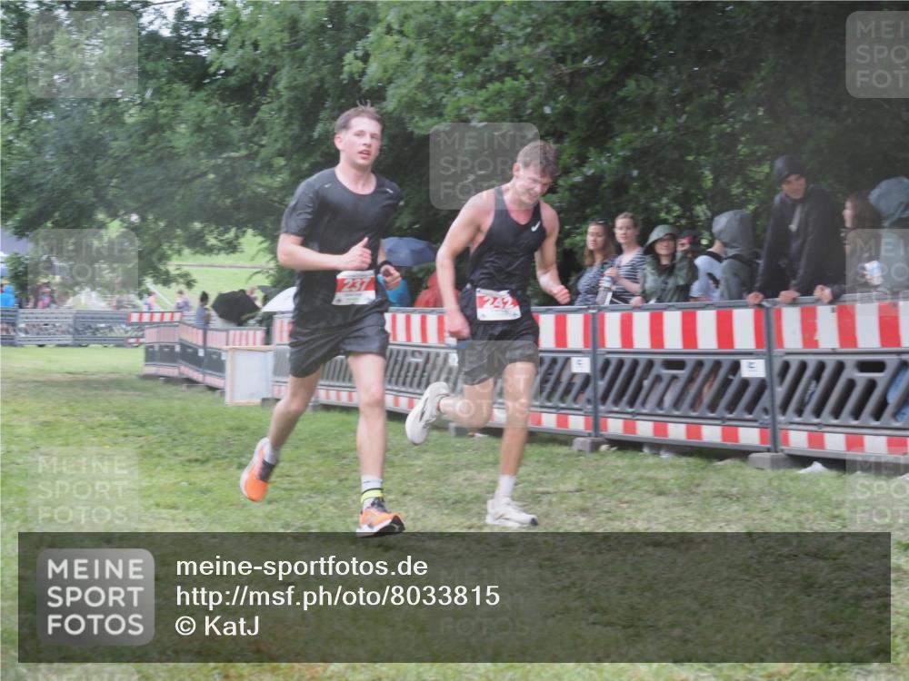 21.06.2025 - 27. Vierlanden-Triathlon KatJ http://msf.ph/oto/8033815 15.06.2025 13:46:05 Ziel 237, 242 meine-sportfotos.de