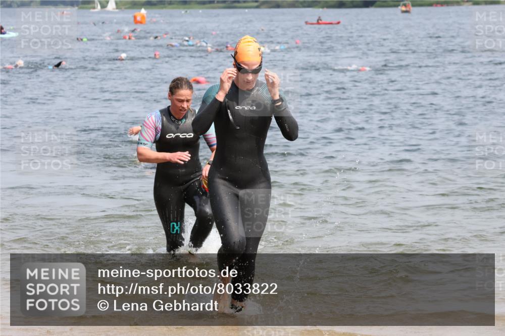 15.06.2025 - 27. Vierlanden-Triathlon Lena Gebhardt http://msf.ph/oto/8033822 15.06.2025 11:18:34 Schwimmen 909, 912, 925, 939, 970 meine-sportfotos.de