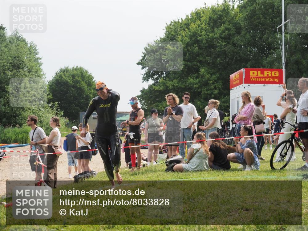 15.06.2025 - 27. Vierlanden-Triathlon KatJ http://msf.ph/oto/8033828 15.06.2025 11:17:06 Schwimmen 825, 945, 978 meine-sportfotos.de