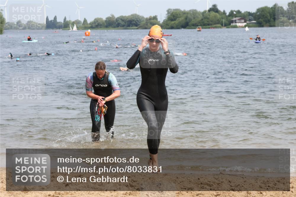15.06.2025 - 27. Vierlanden-Triathlon Lena Gebhardt http://msf.ph/oto/8033831 15.06.2025 11:18:35 Schwimmen 909, 912, 925, 939, 970 meine-sportfotos.de