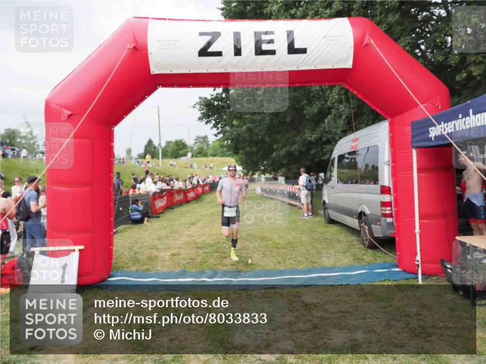 21.06.2025 - 27. Vierlanden-Triathlon MichiJ http://msf.ph/oto/8033833 15.06.2026 12:56:43 Ziel 725, 1004, 1006, 1007 meine-sportfotos.de