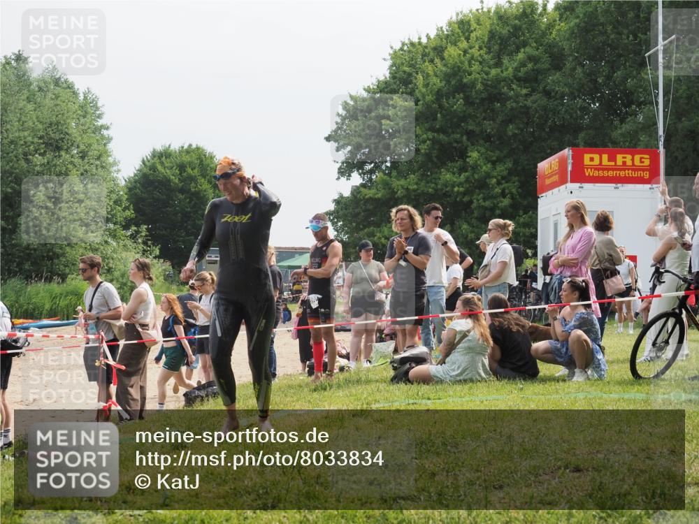 15.06.2025 - 27. Vierlanden-Triathlon KatJ http://msf.ph/oto/8033834 15.06.2025 11:17:06 Schwimmen 825, 945, 978 meine-sportfotos.de