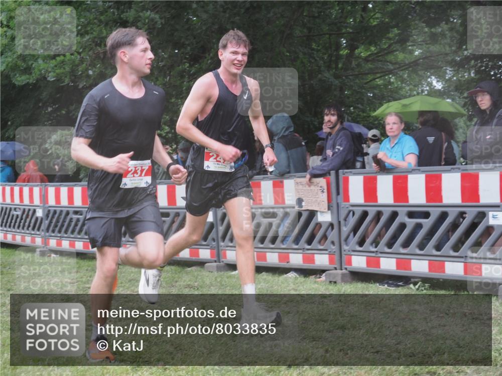 21.06.2025 - 27. Vierlanden-Triathlon KatJ http://msf.ph/oto/8033835 15.06.2025 13:46:06 Ziel 237, 242 meine-sportfotos.de